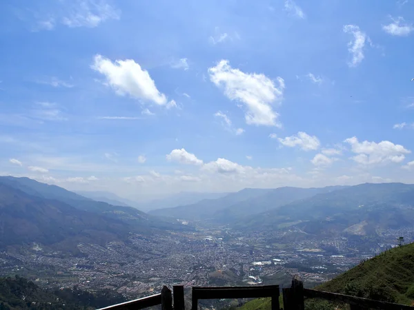 Vacker Utsikt Över Staden Medellin Bergen Blå Himmel Spanien — Stockfoto