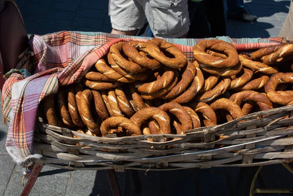 Primer Plano Deliciosos Pretzels Cesta Paja Mercado —  Fotos de Stock