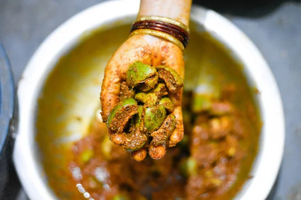 Selektiv Fokusbild Hand Som Håller Färsk Indisk Stil Lime Pickles — Stockfoto