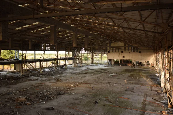Das Innere Einer Alten Verlassenen Lagerhalle Mit Zerbrochenen Fenstern Tageslicht — Stockfoto