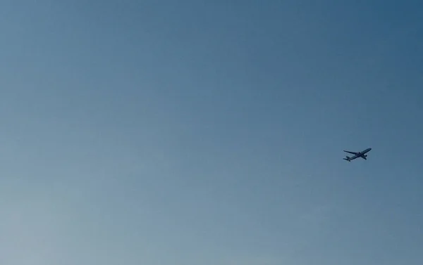 Avión Volando Vasto Cielo Azul — Foto de Stock