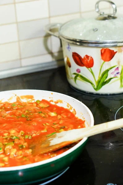 Vertikal Bild Tomatsås Kastrull Och Panna Isolerad Den Elektriska Spisen — Stockfoto