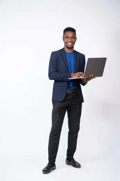 Een Afrikaanse Zakenman Een Pak Met Een Laptop Voor Een — Stockfoto