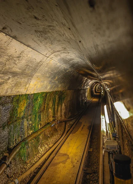 Eine Vertikale Aufnahme Eines Unterirdischen Bergbaustollens Mit Lampen Den Wänden — Stockfoto