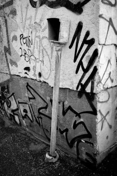 Grayscale Shot Car Heater Post Leaning Wall Full Graffiti Sweden — Stock Photo, Image