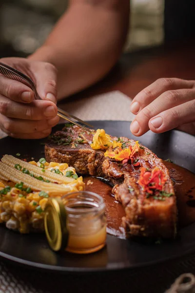 Hombre Comiendo Carne Asada Con Ensalada Restaurante — Foto de Stock