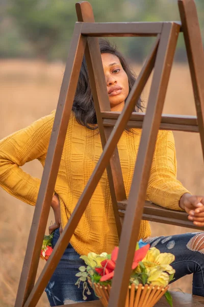 Een Portret Van Een Mooie Afrikaanse Vrouw Een Gele Trui — Stockfoto