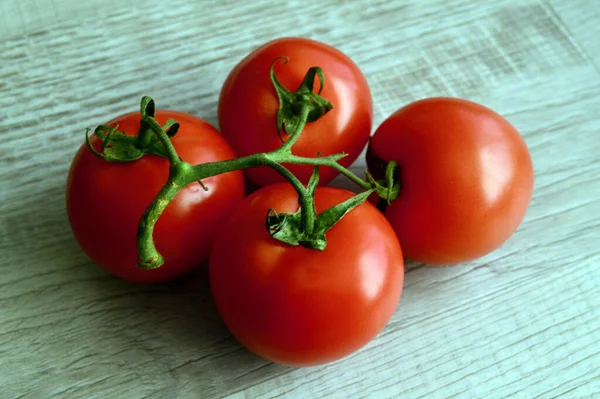 キッチンテーブルの上の熟したトマト — ストック写真