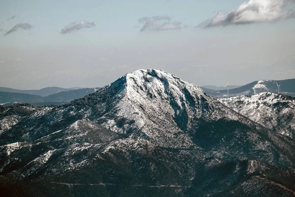 Ein Faszinierender Blick Auf Die Schönen Schneebedeckten Berge — Stockfoto