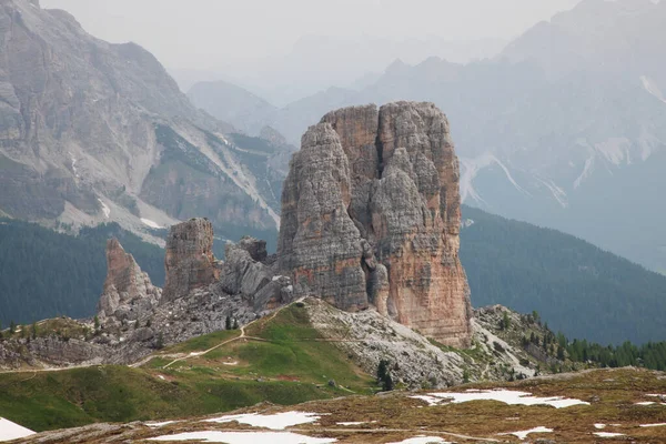 Schöne Aufnahme Einer Hohen Felsklippe Einem Verschneiten Feld Einem Nebligen — Stockfoto