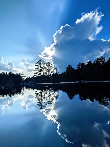 Прекрасне Блакитне Дзеркало Озеро Вранці — стокове фото