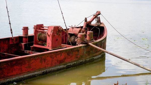 Barco Velho Rústico Flutuando Uma Água Suja — Fotografia de Stock