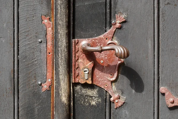 Uma Velha Porta Ferro Ornamentado Encaixe Velho Portão Madeira — Fotografia de Stock
