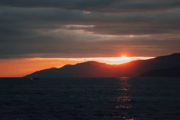 Paysage Mer Entouré Collines Sous Lumière Soleil Pendant Beau Lever — Photo