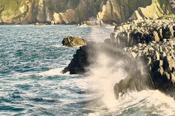 美丽的海浪掠过岩石般的海岸线 — 图库照片