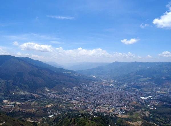 Piękny Widok Miasto Medellin Górach Pod Błękitnym Niebem Hiszpanii — Zdjęcie stockowe