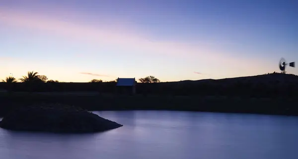 Tiro Panorâmico Rio Cercado Por Campos Durante Pôr Sol Cênico — Fotografia de Stock