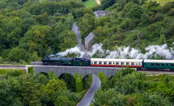 Corfe Castle United Kingdom Ingdom 2021年8月18日 一列蒸汽火车从英国多塞特郡的科夫城堡驶来 — 图库照片