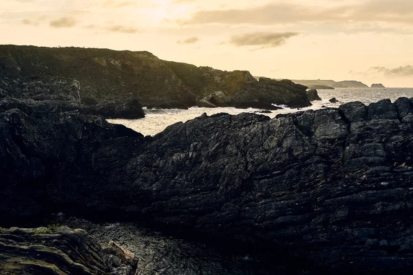 Une Vue Accrocheuse Une Côte Rocheuse Sur Coucher Soleil — Photo