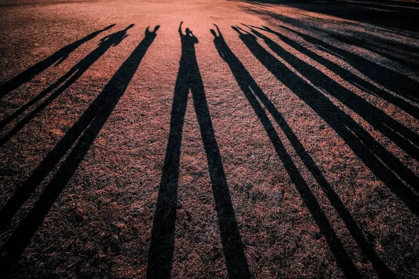 Uma Sombra Grupo Jovens Músicos Chão — Fotografia de Stock