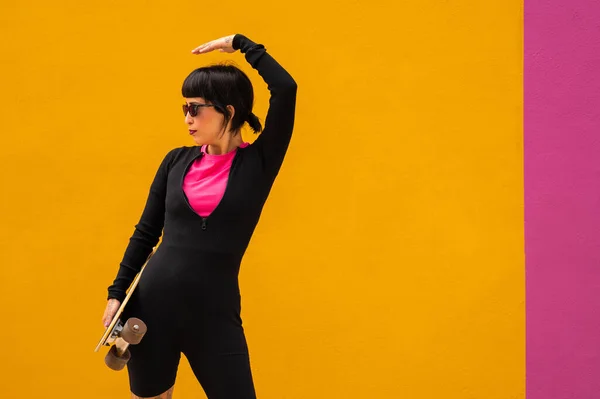 Uma Bela Jovem Fêmea Óculos Sol Posando Com Skate Fundo — Fotografia de Stock