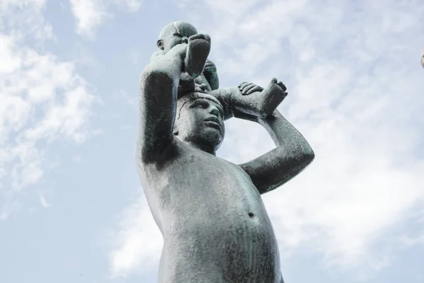 Bild Bronsskulptur Kvinna Som Håller Upp Ett Barn Huvudet Gustav — Stockfoto