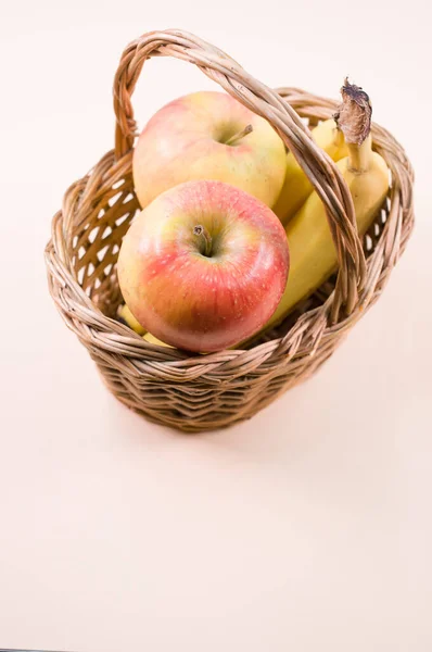 Vers Gezond Fruit Beige Oppervlak Appels Bananen Met Tekstruimte — Stockfoto