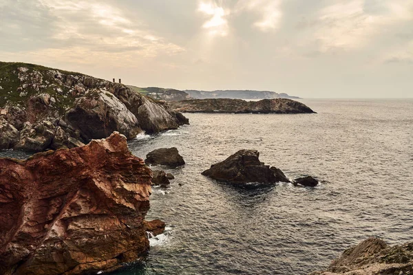 晴れた日の岩場の海岸線の目を引く景色 — ストック写真