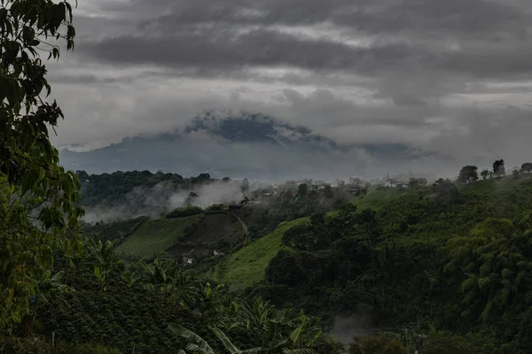 Uma Vista Panorâmica Uma Paisagem Montanhosa Sobre Fundo Céu Nublado — Fotografia de Stock