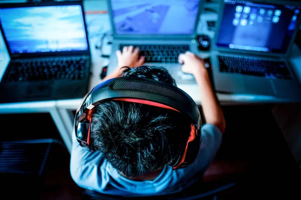 Seletivo Menino Fone Ouvido Jogando Videogame Seu Quarto — Fotografia de Stock