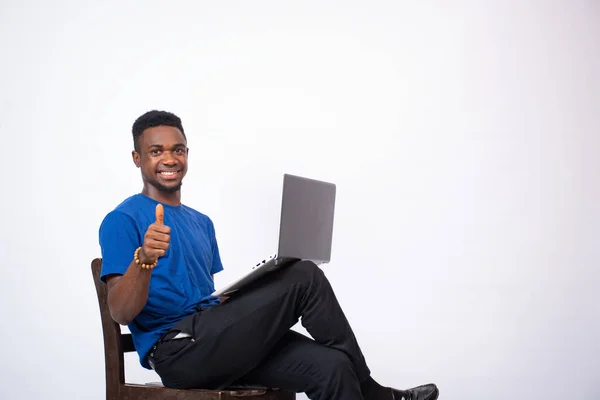 Gros Plan Jeune Homme Africain Utilisant Ordinateur Portable Avec Sourire — Photo