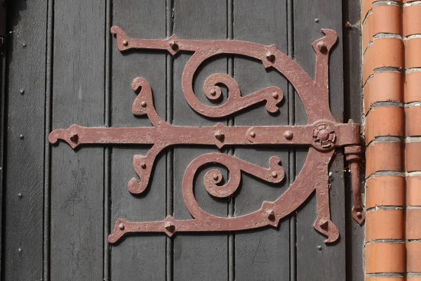 Old Ornate Iron Door Fitting Old Wooden Gate — Stock Photo, Image