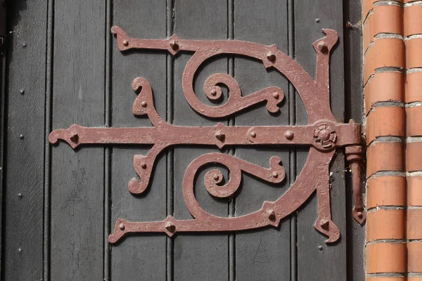 Uma Velha Porta Ferro Ornamentado Encaixe Velho Portão Madeira — Fotografia de Stock