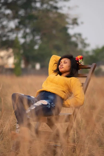 Portret Unei Frumoase Femei Africane Într Pulover Galben Într Câmp — Fotografie, imagine de stoc