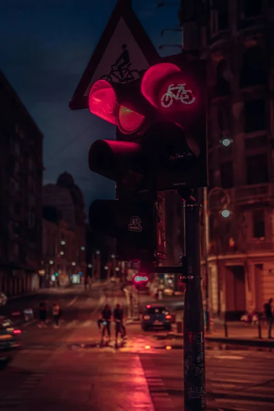 Вертикальний Знімок Світлофорів Місті Вночі — стокове фото