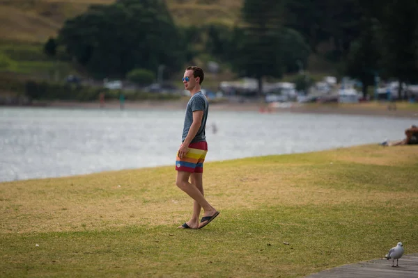 Tauranga Nova Zelândia Ago 2019 Jovem Homem Caminhando Costa Tauranga — Fotografia de Stock