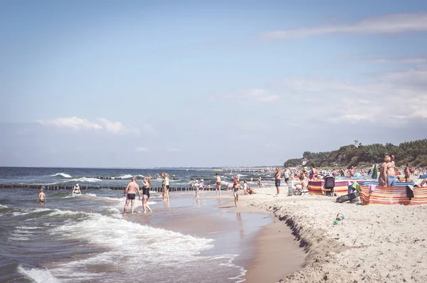 Sarbinowo Polonia Octubre 2016 Una Playa Ondulada Con Mucha Gente — Foto de Stock