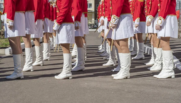 Большая Группа Девушек Красных Костюмах Белых Юбках Сапогах Марширует Городской — стоковое фото