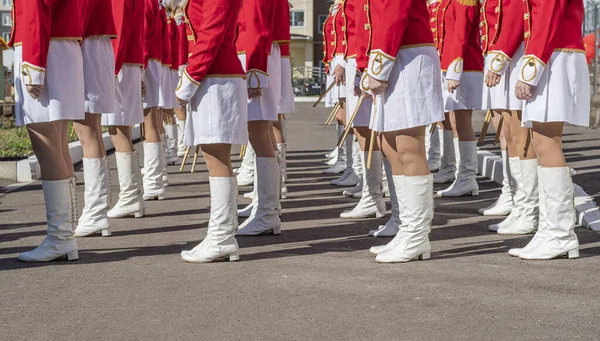 Μεγάλη Ομάδα Κοριτσιών Κόκκινα Κοστούμια Άσπρες Φούστες Και Μπότες Παρελαύνουν — Φωτογραφία Αρχείου