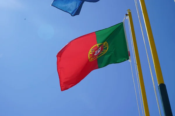 Nízký Úhel Záběru Portugalské Vlajky Vlnící Větru Slunečného Dne — Stock fotografie