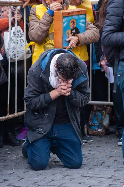 Buenos Aires Argentina Srpna 2018 Svislý Záběr Muže Klečícího Modlitbě — Stock fotografie