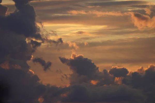 Ein Blick Auf Dramatische Flauschige Wolkenlandschaft Bei Sonnenuntergang — Stockfoto