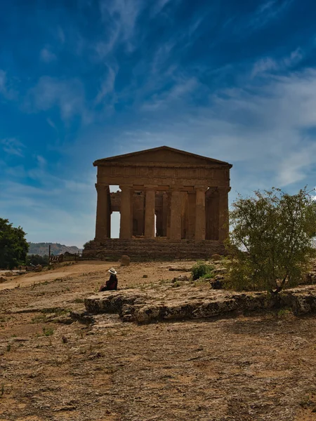 コンコルド寺院の近くに座っている観光客 アグリジェント シチリア — ストック写真