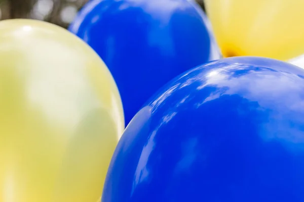 Een Close Van Kleurrijke Ballonnen Met Wazige Achtergrond — Stockfoto