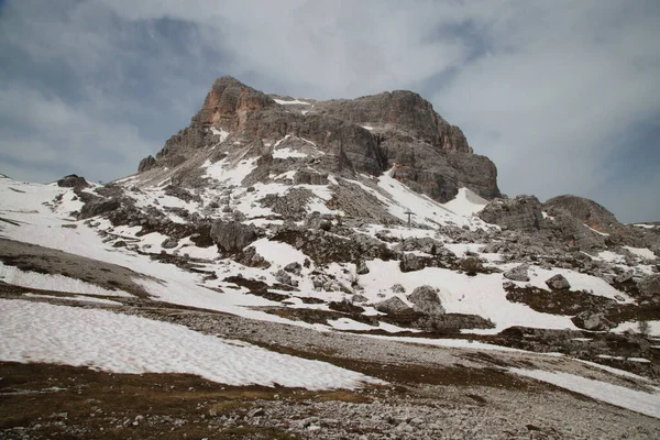 Une Falaise Enneigée Dans Les Montagnes Sous Ciel Nuageux Sombre — Photo