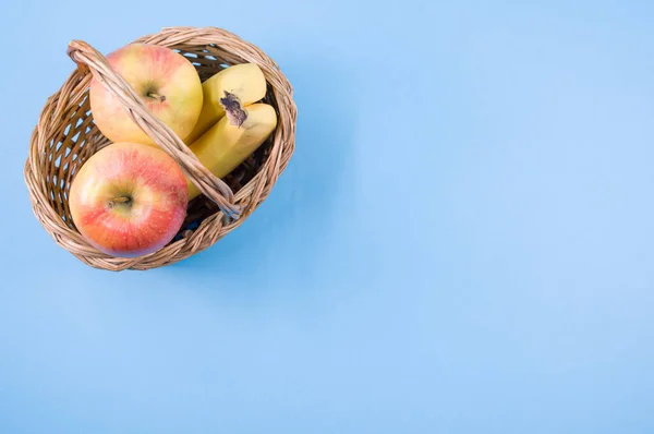 Φρέσκα Και Υγιή Φρούτα Μπλε Επιφάνεια Μήλα Και Μπανάνες Χώρο — Φωτογραφία Αρχείου