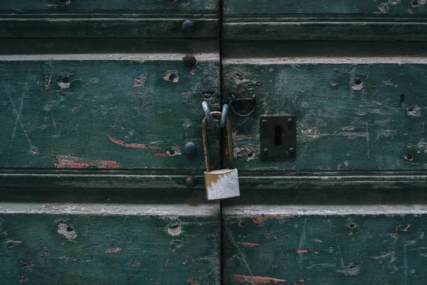 Vecchio Lucchetto Arrugginito Che Fissa Vecchia Porta Legno — Foto Stock