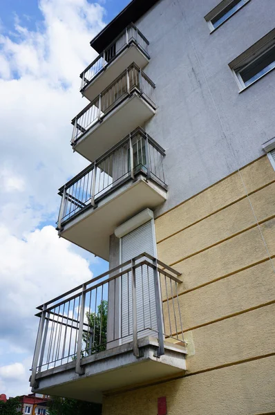 Вид Низкого Угла Балкон Многоквартирного Дома Облачное Небо — стоковое фото