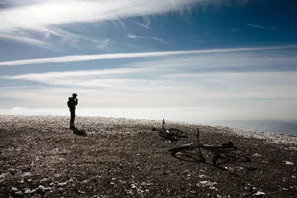 Genç Bir Bisikletçi Uzun Bir Yolculuktan Sonra Plajda Dinleniyor — Stok fotoğraf