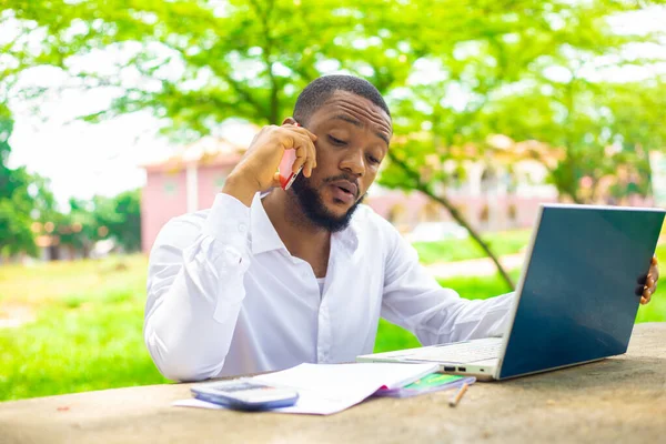 Ein Gut Aussehender Afrikanischer Student Telefoniert Tisch Campus Park — Stockfoto